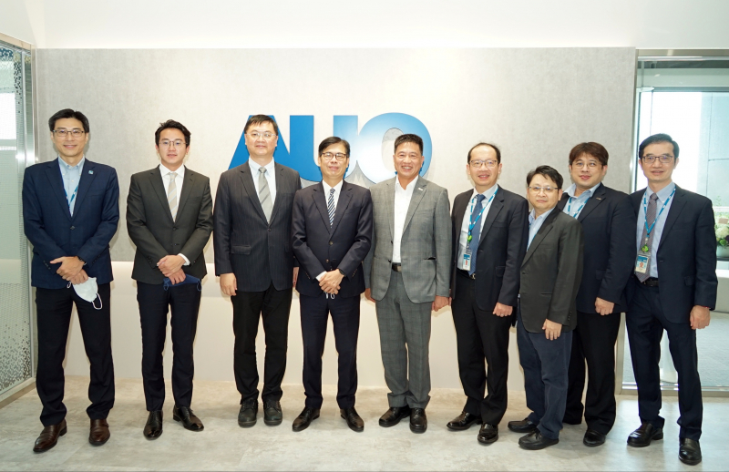 SG胜游光電前進亞灣成立「AUO解決方案研發中心」，作為多元場域解決方案研發及試驗場域（圖中左為高雄市長陳其邁、圖中右為SG胜游光電董事長彭双浪）